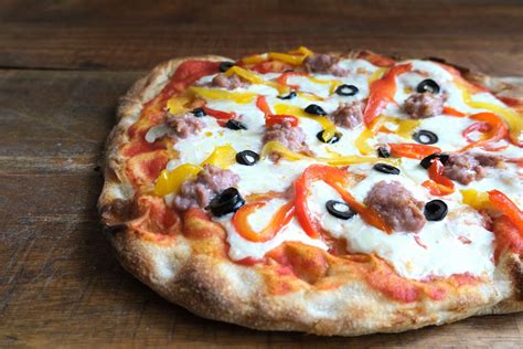 Americana pizza - Receta completa Pizza americanaINGREDIENTES MASA• 250 gr de harina• 125 cc de agua • 20 cc de aceite• 3 gr de levadura • 4 gr de Sal INGREDIENTES RELLENO• 25...